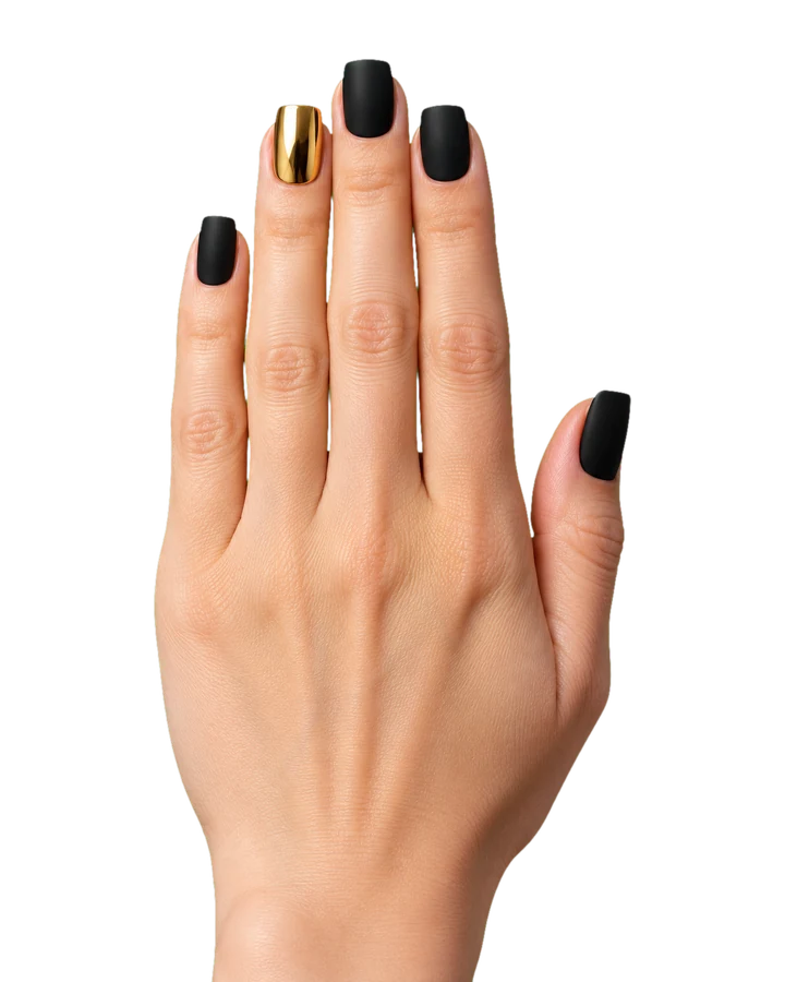 Hand mit matt-schwarzen Nägeln, Ringfinger Gold-Chrome