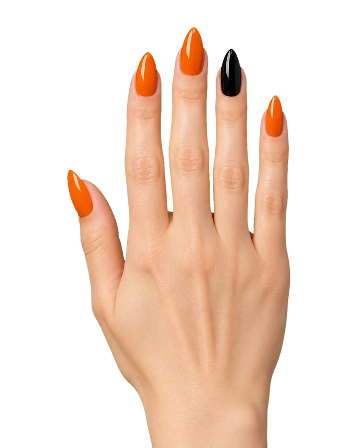 Hand mit orangen Nägeln, Ringfinger schwarz