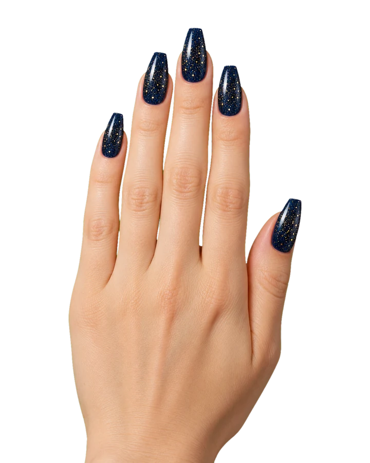 Hand mit mitternachtsblauen Nägeln und Goldglitzer