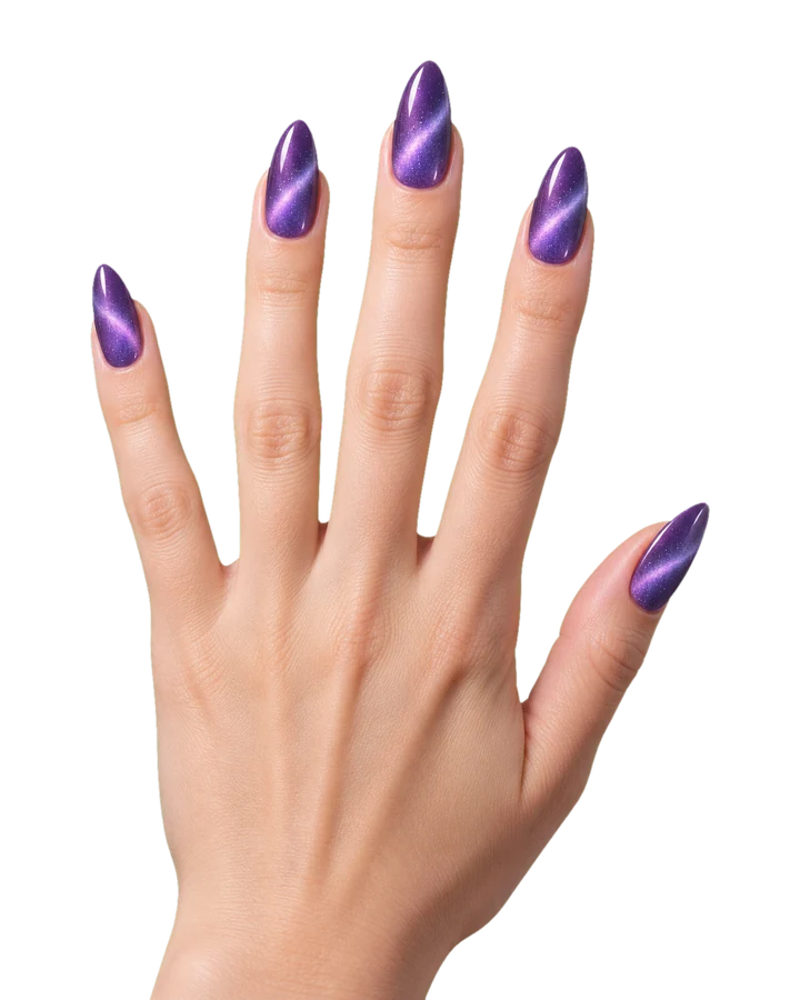 Hand mit violetten Cat-Eye-Nägeln