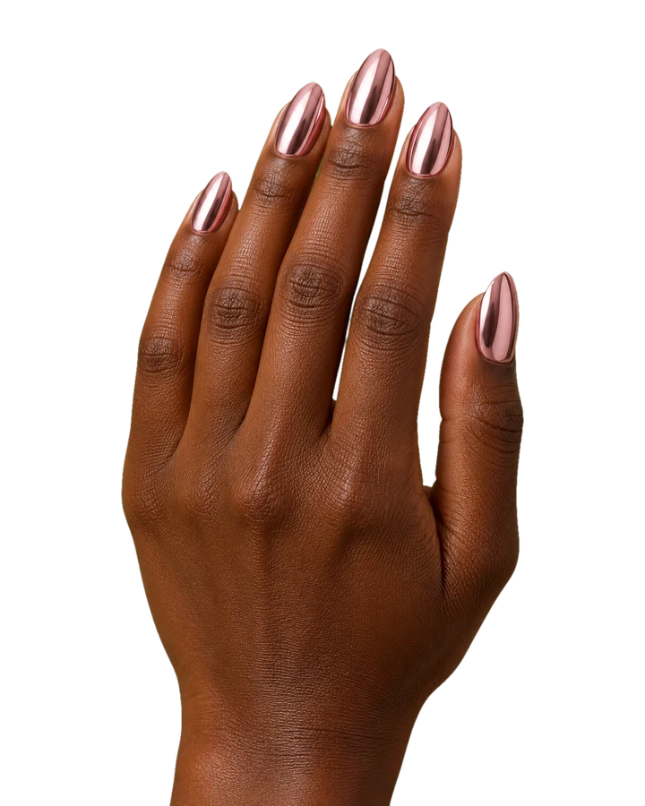 Hand mit Rosé-Chrome-Nägeln